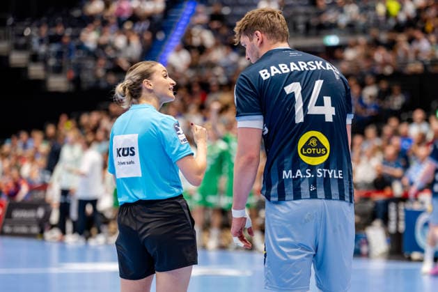 Düsseldorf, 20.09.2026, Handball, Herren, Opel Bundesliga, 5. Spieltag, 2026 2027: Bergische HC Füchse Berlin Schiedsrichterin Sophia Janz mit klarer Ansage an Gerdas Babarskas (Bergischer HC, 14)
