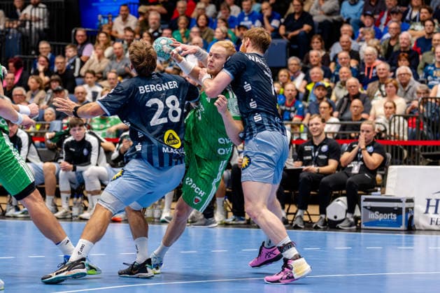 Düsseldorf, 20.09.2026, Handball, Herren, Opel Bundesliga, 5. Spieltag, 2026 2027: Bergische HC Füchse Berlin Matthes Langhoff (Füchse Berlin, 25) im Zweikampf mit Tom Bergner (Bergischer HC, 28, li.) und Johannes Wasielewski (Bergischer HC, 77, re.)