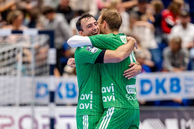 Düsseldorf, 20.09.2026, Handball, Herren, Opel Bundesliga, 5. Spieltag, 2026 2027: Bergische HC Füchse Berlin Aitor Arino (Füchse Berlin, 14) und Mathias Gidsel (Füchse Berlin, 19) umarmen sich nachdem Spiel