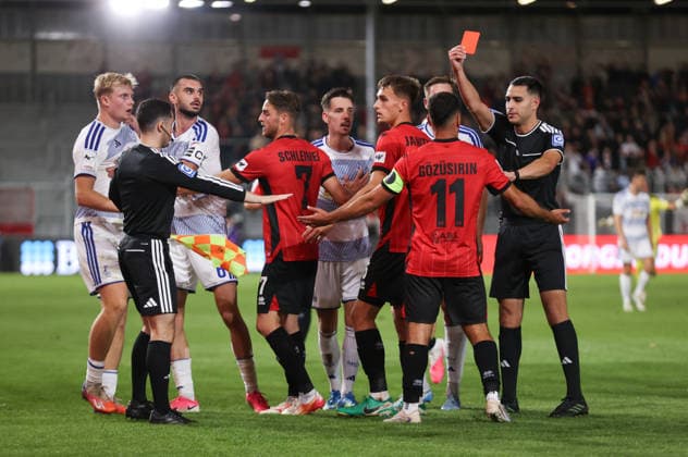 20.09.2026, Fussball 3. Liga, SV Wehen Wiesbaden - MSV Duisburg, v.l., Schiedsrichter Cengiz Kabalakli zeigt Tarik Gözüsirin (SV Wehen Wiesbaden) die Rote Karte, red card for, Platzverweis, Game Misconduct DFL DFB REGULATIONS PROHIBIT ANY USE OF PHOTOGRAPHS AS IMAGE SEQUENCES AND OR QUASI-VIDEO. xdcx Copyright: HMBxMedia Claus