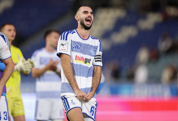 20.09.2026, Fussball 3. Liga, SV Wehen Wiesbaden - MSV Duisburg, v.l., Rasim Bulic (MSV Duisburg) feiert mit den Fans, celebrate with the fans DFL DFB REGULATIONS PROHIBIT ANY USE OF PHOTOGRAPHS AS IMAGE SEQUENCES AND OR QUASI-VIDEO. xdcx Copyright: HMBxMedia Claus