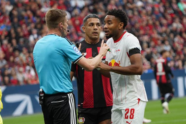 Leverkusen Fussball, 1.BL saison 2026 2027 Bayer 04 Leverkusen vs RB Leipzig, 20.09.2026, Bayarena Leverkusen Robert Schröder, Schiedsrichter Christopher Nkunku RB Leipzig, Aktion, Einzelbild