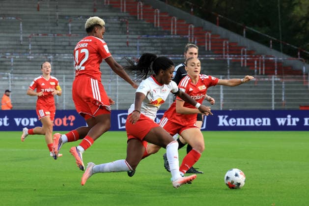 20.09.2026, GER Deutschland, Fussball, 1.Fussballbundesliga, Frauen, 2026 2027, Alte Foersterei, 1.FC Union vs. RB Leibzig Naika Reissner ( 1.FC Union Berlin 42 ), Anna Weiss ( 1.FC Union Berlin 21 ), DELICE BOBOY ( RB Leipzig 17 ) 1. Liga: DFB DFL regulations prohibit any use of photographs as image sequences and or quasi-video) nordphoto GmbH Engler Berlin Stadion Alte Foersterei Berlin Deutschland Copyright: xNordphotox xEnglerx