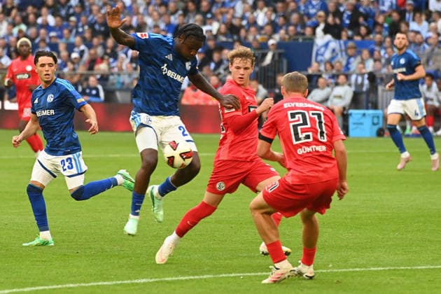 Junior DINA EBIMBE (GE) gegen Cole CAMPBELL (Elversberg) und Lasse GUENTHER (Günther, Elversberg) Aktion, Zweikampf, FC Schalke 04 - SV 07 Elversberg 0-0 Fussball 1. Bundesliga, 3.Spieltag, matchday3, Spieltag3, am 20.09.2026 in der Veltins-Arena Gelsenkirchen Deutschland. DFL regulations prohibit any use of photographs as image sequences and or quasi-video Â