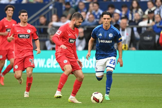 Lukasz POREBA (Elversberg) gegen Soufiane EL-FAOUZI (GE) Aktion, Zweikampf, FC Schalke 04 - SV 07 Elversberg 0-0 Fussball 1. Bundesliga, 3.Spieltag, matchday3, Spieltag3, am 20.09.2026 in der Veltins-Arena Gelsenkirchen Deutschland. DFL regulations prohibit any use of photographs as image sequences and or quasi-video Â