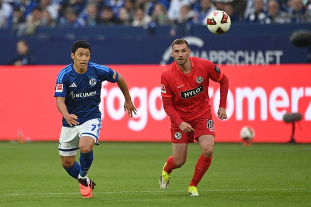 Luca SIRCH (Elversberg) gegen Hwang Hee-chan (GE) Aktion, Zweikampf, FC Schalke 04 - SV 07 Elversberg 0-0 Fussball 1. Bundesliga, 3.Spieltag, matchday3, Spieltag3, am 20.09.2026 in der Veltins-Arena Gelsenkirchen Deutschland. DFL regulations prohibit any use of photographs as image sequences and or quasi-video Â