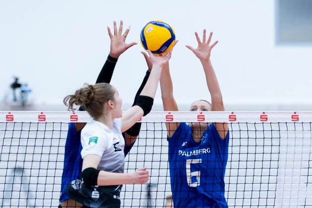 FUNKE-Volley-Cup: Schwarz-Weiss Erfurt vs. SSC Palmberg Schwerin; Erfurt; 20.09.2026 Teresa Ziegenbalg ( 7; Schwarz-Weiss Erfurt) gegen Devyn Robinson ( 30; SSC Palmberg Schwerin) (links) und Marije ten Brinke ( 6; SSC Palmberg Schwerin) (rechts) FUNKE-Volley-Cup: Schwarz-Weiss Erfurt vs. SSC Palmberg Schwerin; Riethsporthalle Erfurt; 20.09.2026 Copyright: xBEAUTIFULxSPORTS Duehringx