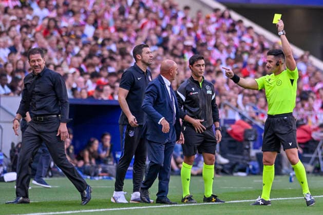 September 20, 2026, Madrid, Madrid, Spain: DIEGO PABLO SIMEONE, head coach of Atletico de Madrid argues with the referee and receives a yellow card during the match between ATLETICO DE MADRID Vs REAL MADRID CF, part of Matchday 7 of the 2026-27 Spanish Primera DivisioÂ³n season, played at the Riyadh Air Metropolitano in Madrid, Spain. Madrid Spain - ZUMAc312 20260920_zsp_c312_048 Copyright: xOscarxManuelxSanchezx