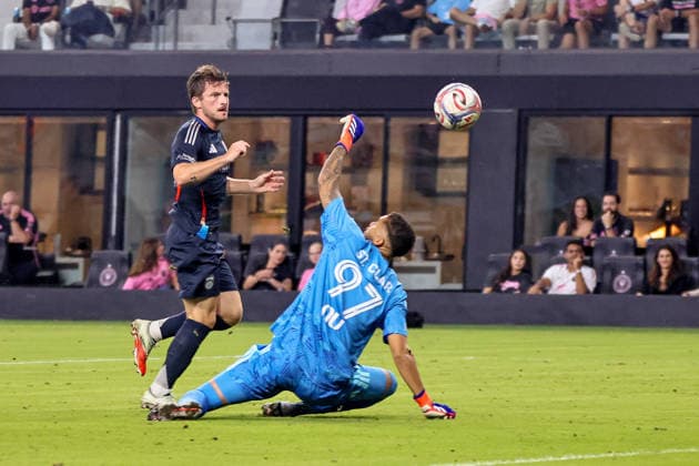MIAMI, FL - SEPTEMBER 20: San Diego FC Midfielder Anders Dreyer (10) scores a goal past Inter Miami CF Goalkeeper Dayne St. Clair (97) during a 2026 MLS, Fussball Herren, USA soccer match between Inter Miami CF and San Diego FC on September 20, 2026 at NU Stadium, Miami, Fla.(Photo by Chris Arjoon Icon Sportswire). SOCCER: SEP 20 MLS Inter Miami CF vs San Diego FC EDITORIAL USE ONLY Icon2609200000001