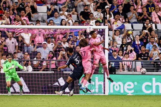 MIAMI, FL - SEPTEMBER 20: Inter Miami CF Midfielder Casemiro (5) jumps for the ball during a 2026 MLS, Fussball Herren, USA soccer match between Inter Miami CF and San Diego FC on September 20, 2026 at NU Stadium, Miami, Fla.(Photo by Chris Arjoon Icon Sportswire). SOCCER: SEP 20 MLS Inter Miami CF vs San Diego FC EDITORIAL USE ONLY Icon2609200000003