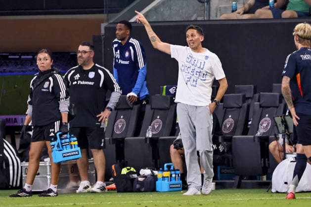 MIAMI, FL - SEPTEMBER 20: San Diego FC Head Coach Mikey Varas is seen pointing from the touchline during a 2026 MLS, Fussball Herren, USA soccer match between Inter Miami CF and San Diego FC on September 20, 2026 at NU Stadium, Miami, Fla.(Photo by Chris Arjoon Icon Sportswire). SOCCER: SEP 20 MLS Inter Miami CF vs San Diego FC EDITORIAL USE ONLY Icon2609200000005