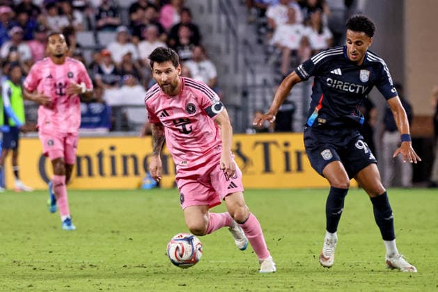 MIAMI, FL - SEPTEMBER 20: Inter Miami CF Forward Lionel Messi (10) and San Diego FC Midfielder Elias Achouri (99) battle for the ball during a 2026 MLS, Fussball Herren, USA soccer match between Inter Miami CF and San Diego FC on September 20, 2026 at NU Stadium, Miami, Fla.(Photo by Chris Arjoon Icon Sportswire). SOCCER: SEP 20 MLS Inter Miami CF vs San Diego FC EDITORIAL USE ONLY Icon2609200000006