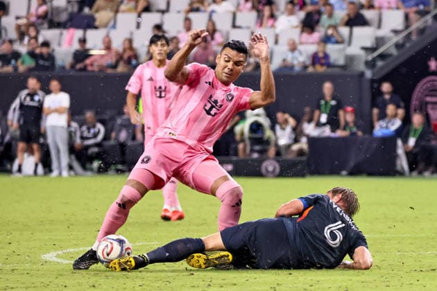 MIAMI, FL - SEPTEMBER 20: Inter Miami CF Midfielder Casemiro (5) and San Diego FC midfielder Jeppe Tverskov (6) battle for the ball during a 2026 MLS, Fussball Herren, USA soccer match between Inter Miami CF and San Diego FC on September 20, 2026 at NU Stadium, Miami, Fla.(Photo by Chris Arjoon Icon Sportswire). SOCCER: SEP 20 MLS Inter Miami CF vs San Diego FC EDITORIAL USE ONLY Icon2609200000008