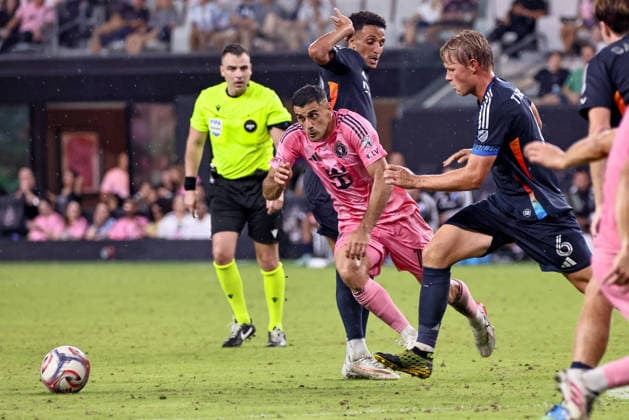 MIAMI, FL - SEPTEMBER 20: Inter Miami CF Forward German Berterame (19) and San Diego FC midfielder Jeppe Tverskov (6) battle for the ball during a 2026 MLS, Fussball Herren, USA soccer match between Inter Miami CF and San Diego FC on September 20, 2026 at NU Stadium, Miami, Fla.(Photo by Chris Arjoon Icon Sportswire). SOCCER: SEP 20 MLS Inter Miami CF vs San Diego FC EDITORIAL USE ONLY Icon2609200000010
