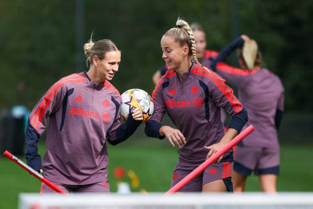 Klara Buehl (FC Bayern Muenchen, 17) mit Giulia Gwinn (FC Bayern Muenchen, 07) bei einer Trainingsuebung mit Ball, lachen, gute Laune, Emotionen, GER, FC Bayern Muenchen Frauen Abschlusstraining, Fussball, UEFA Womens Champions League, Saison 2026 2027, 21.09.2026, GER, FC Bayern Muenchen Frauen Abschlusstraining, Fussball, UEFA Womens Champions League, Saison 2026 2027, 21.09.2026 Muenchen Copyright: xEibner-Pressefoto JennixMaulx EP_JML