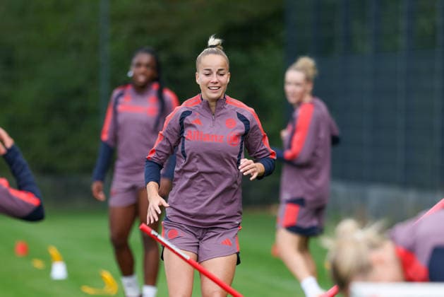 Giulia Gwinn (FC Bayern Muenchen, 07), lachen, gute Laune, Emotionen, GER, FC Bayern Muenchen Frauen Abschlusstraining, Fussball, UEFA Womens Champions League, Saison 2026 2027, 21.09.2026, GER, FC Bayern Muenchen Frauen Abschlusstraining, Fussball, UEFA Womens Champions League, Saison 2026 2027, 21.09.2026 Muenchen Copyright: xEibner-Pressefoto JennixMaulx EP_JML