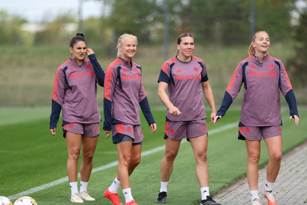 Jovana Damnjanovic (FC Bayern Muenchen, 09) mit Pernille Harder (FC Bayern Muenchen, 21) und Vanessa Gilles (FC Bayern Muenchen, 02), mit Glodis Perla Viggosdottir (FC Bayern Muenchen, 04), GER, FC Bayern Muenchen Frauen Abschlusstraining, Fussball, UEFA Womens Champions League, Saison 2026 2027, 21.09.2026, GER, FC Bayern Muenchen Frauen Abschlusstraining, Fussball, UEFA Womens Champions League, Saison 2026 2027, 21.09.2026 Muenchen Copyright: xEibner-Pressefoto JennixMaulx EP_JML