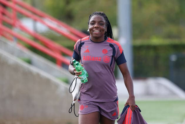 Edna Imade (FC Bayern Muenchen, 29) auf dem Weg zum Trainingsplatz, lachen, gute Laune, Emotionen, GER, FC Bayern Muenchen Frauen Abschlusstraining, Fussball, UEFA Womens Champions League, Saison 2026 2027, 21.09.2026, GER, FC Bayern Muenchen Frauen Abschlusstraining, Fussball, UEFA Womens Champions League, Saison 2026 2027, 21.09.2026 Muenchen Copyright: xEibner-Pressefoto JennixMaulx EP_JML