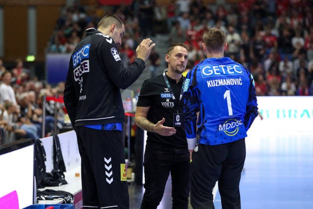 20.09.2026, xgox, Handball - Opel HBL MT Melsungen - SC Magdeburg emspor, v.l. Dominik Kuzmanovic (Magdeburg, 1), Dino Spiranec (Magdeburg, Torwarttrainer), Matej Mandic (Magdeburg, 12) Kassel