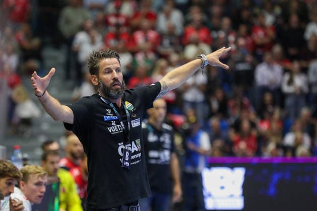 20.09.2026, xgox, Handball - Opel HBL MT Melsungen - SC Magdeburg emspor, v.l. Bennet Wiegert (Magdeburg, Trainer) gibt Anweisungen, gestikuliert mit den Armen, gesticulate, gives instructions Albin Lagergren (Magdeburg, 21) Kassel