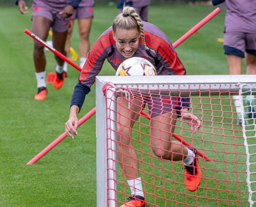 Giulia Gwinn (FC Bayern Muenchen Frauen, 07) bringt den Ball per Kopf ins Trainingstor FC Bayern Muenchen Frauen, Fussball, Google Pixel Frauen-Bundesliga, Abschlusstraining vor Champions League, Saison 2026 2027, 21.09.2026. Foto: HMB Media Franz Feiner Copyright: HMBxMedia FranzxFeiner