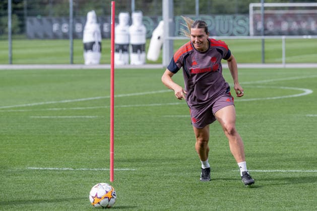 Vanessa Gilles (FC Bayern Muenchen Frauen, 02) mit einer Stange und dem Ball FC Bayern Muenchen Frauen, Fussball, Google Pixel Frauen-Bundesliga, Abschlusstraining vor Champions League, Saison 2026 2027, 21.09.2026. Foto: HMB Media Franz Feiner Copyright: HMBxMedia FranzxFeiner