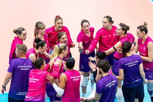 20.09.2026, GER, Volleyball, Frauen, Funke Volley Cup, Saison 26 27, 3. Turniertag, Dresdner SC (Dresdner Sportclub 1898) - KS DevelopRes Rzeszow Team Mannschaft des KS DevelopRes Rzeszow, mit im Bild Dominika Pierzchala (KS DevelopRes Rzeszow) Laura Jansen (KS DevelopRes Rzeszow) Marrit Jasper (KS DevelopRes Rzeszow) Martyna Lazowska (KS DevelopRes Rzeszow) Julita Piasecka (KS DevelopRes Rzeszow) Weronika Centka-Tietianiec (KS DevelopRes Rzeszow) Taylor Mims (KS DevelopRes Rzeszow) Mika Grbavica (KS DevelopRes Rzeszow) Justyna Jankowska (KS DevelopRes Rzeszow) Magdalena Bukovska (KS DevelopRes Rzeszow) Alicja Grabka (KS DevelopRes Rzeszow) Uliana Kotar (KS DevelopRes Rzeszow) Zuzanna Suska (KS DevelopRes Rzeszow) Karolina Pancewicz (KS DevelopRes Rzeszow) Jelena Blagojevic (KS DevelopRes Rzeszow) 99089 Erfurt Sporthalle Sportanlage Rieths Thüringen Deutschland