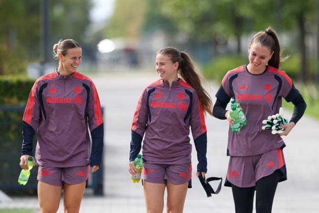 Klara Buehl (FC Bayern Muenchen, 17) mit Sarah Mattner (FC Bayern Muenchen, 11) und Ena Mahmutovic (FC Bayern Muenchen, 01), GER, FC Bayern Muenchen Frauen Abschlusstraining, Fussball, UEFA Womens Champions League, Saison 2026 2027, 21.09.2026, GER, FC Bayern Muenchen Frauen Abschlusstraining, Fussball, UEFA Womens Champions League, Saison 2026 2027, 21.09.2026 Muenchen Copyright: xEibner-Pressefoto JennixMaulx EP_JML