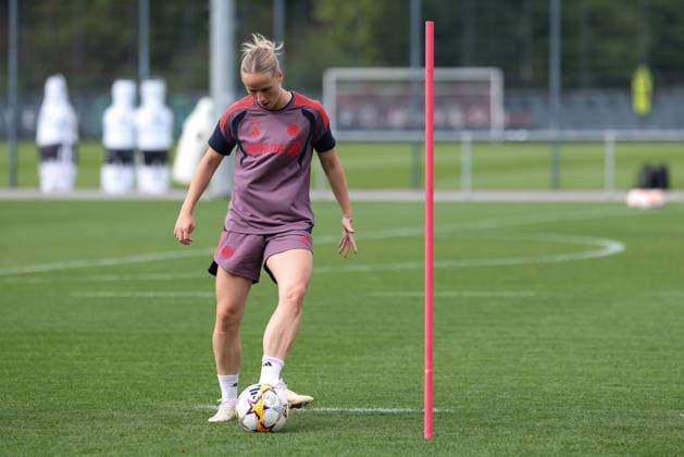 Franziska Kett (FC Bayern Muenchen, 20) mit Ball, GER, FC Bayern Muenchen Frauen Abschlusstraining, Fussball, UEFA Womens Champions League, Saison 2026 2027, 21.09.2026, GER, FC Bayern Muenchen Frauen Abschlusstraining, Fussball, UEFA Womens Champions League, Saison 2026 2027, 21.09.2026 Muenchen Copyright: xEibner-Pressefoto JennixMaulx EP_JML