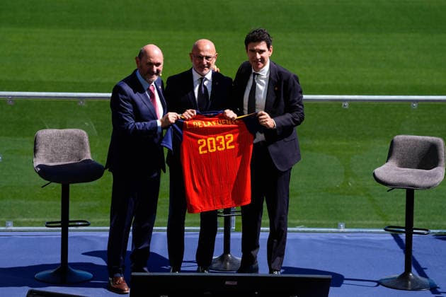 September 21, 2026, Las Rozas, Madrid, Spain: Luis de la Fuente, head coach of Spain and Rafael Louzan, President of RFEF, pose for a photo during the presentation of Luis De La Fuente contract renewal, extending his deal until 2032 at Ciudad del Futbol on September 21, 2026, in Las Rozas, Madrid, Spain. Las Rozas Spain - ZUMAa181 20260921_zaa_a181_029 Copyright: xDennisxAgyemanx