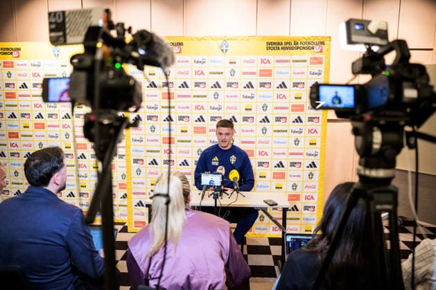 260921 Emil Holm of the Swedish national football team is being interviewed by media during a mixed zone session on September 21, 2026 in Stockholm. Photo: Joel Marklund BILDBYRAN kod JM JM0853 bbeng fotboll football soccer fotball nations league uefa nations league mixad zon sverige sweden sverige a Copyright: JOELxMARKLUND BB260921JM029