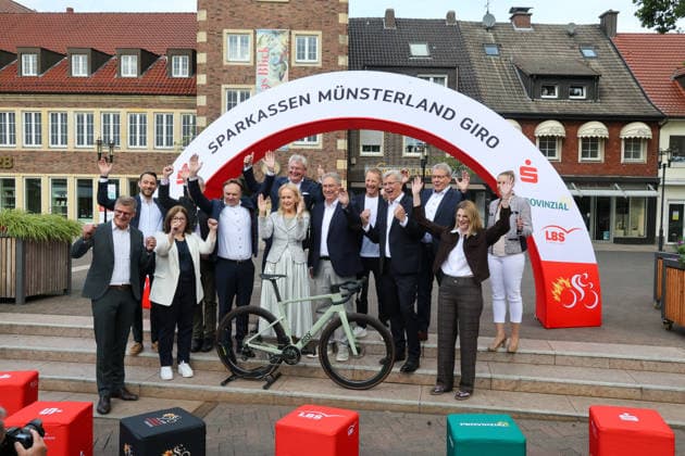 Vorstellung der Streckenverläufe und der Aktionen und Zahlen des in diesem Jahr zum 20. mal stattfindenden Radrennen. In diesem Jahr startet das Radrennen in Borken im Westmünsterland. Münsters Oberbürgermeister Tilman Fuchs, Philipp Kern (Brillux), Maren Danigel (LBS), Dr. Linus Tepe (Kreisdirektor Kreis Coesfeld), Dr. Kai Zwicker (Landrat Kreis Borken), Jürgen Büngeler (Sparkasse Westmünsterland), Borkens Bürgermeisterin Mechtild Schulze Hessing sowie Klaus Richter (Vorstandvorsitzender der Sparkasse Münsterland Ost), Fabian Wegmann (Sportlicher Leiter des Sparkassen Münsterland Giro), Norbert Hypki (Vorstandvorsitzender der Sparkasse Westmünsterland), Rainer Bergmann (Gesamtleiter des Sparkassen Münsterland Giro), Jana Mathmann (Projektleiterin des Sparkassen Münsterland Giro) und Kerstin Dewaldt (Leiterin des Sportamts der Stadt Münster). Borken, Nordrhein-Westfalen, DEU, Deutschland, 21.09.2026 Pressekonferenz Sparkassen Münsterland Giro.