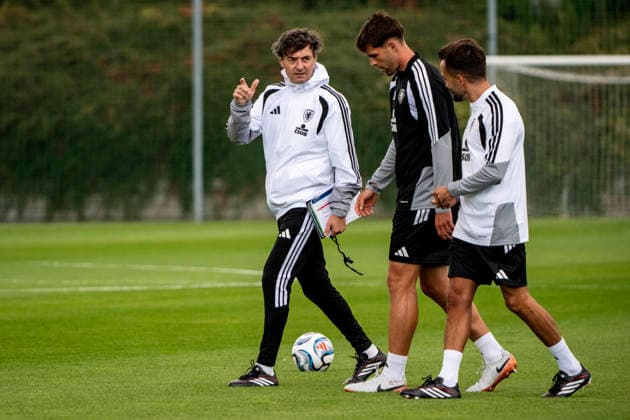 Training of the Czech national soccer team before the Nations League match against Croatia, in Prague, Czech Republic, September 21, 2026.From left: Coach Santi Denia, defender Robin Hranac, and strength and conditioning coach Victor Ruiz. (CTKxPhoto VitxSimanek) CTKPhotoP2026092106441  CTKPhotoP2026092106441