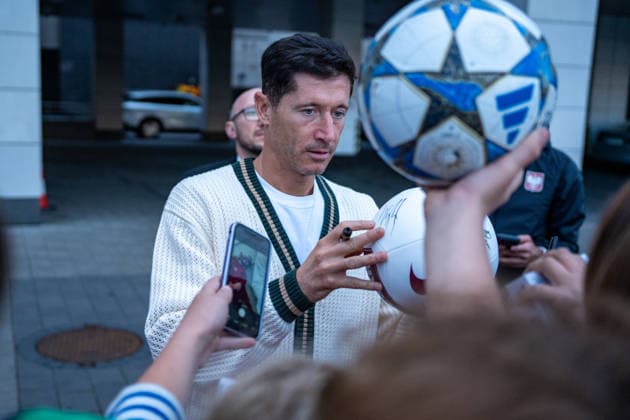 Robert Lewandowski of Polish Football Squad Arriving at Training Camp Poland national team, Nationalteam players arriving at the team™s training camp ahead of the upcoming UEFA Nations League matches (Kazimierz Koper Ball Raw Images) Warsaw Doubble Tree by Hilton ul. Skalcowa Poland Copyright: xKazimierzxKoperx KAZ07938
