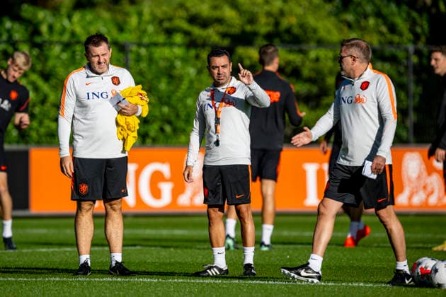ZEIST - (l-r) Nederland assistant coach Sergio Alegre, Nederland head coach Xavi Hernandez and Nederland assistant coach Oscar Hernandez during the UEFA Nations League training ahead of the match against Duitsland at KNVB Campus on 21 September 2026 in Zeist, Nederland. (Photo by DeFodi Images) -