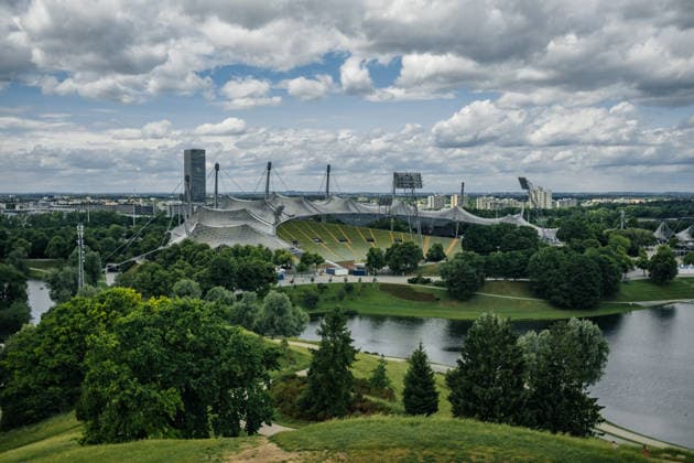 München, Deutschland, Olympiastadion, Olympiapark, Außenansicht, Archivbild, Zeltdachkonstruktion, Olympiasee Copyright: xTomxLauruschkatx