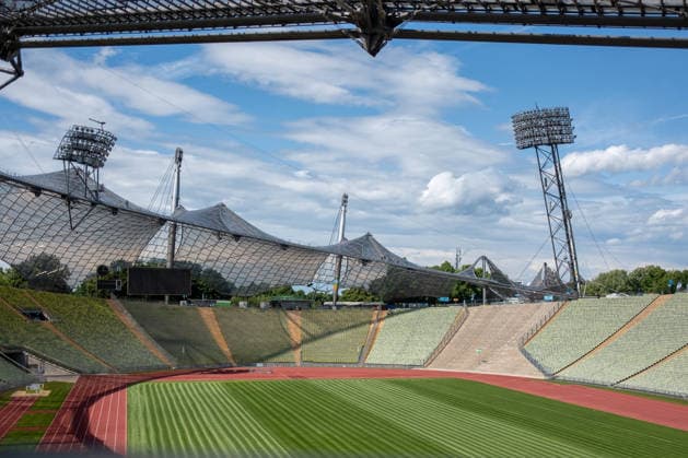 München, Deutschland, Olympiastadion, Olympiapark, Innenansicht, Tribünen, Laufbahn, Flutlicht, Archivbild, Zeltdachkonstruktion Copyright: xTomxLauruschkatx
