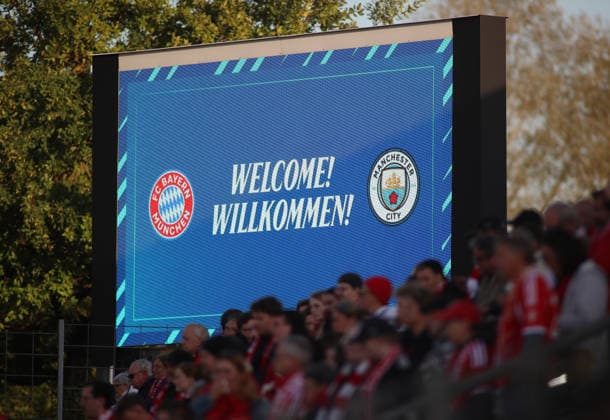 Fussball, Frauen Champions League, Saison 2026 2027, FC Bayern München - Manchester City, 1.Spieltag, Sportpark Unterhaching Hier die Anzeigetafel mit dem Schriftzug Welcome, Willkommen und den beiden Logos der Vereine