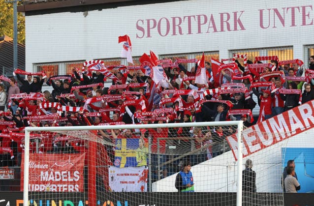 Fussball, Frauen Champions League, Saison 2026 2027, FC Bayern München - Manchester City, 1.Spieltag, Sportpark Unterhaching Fans des FC Bayern mit Fahmen, Schals, Stimmung, Choreo