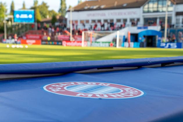 Fussball: UEFA Womens Champions League, 1. Spieltag, FC Bayern München Frauen - Manchester City Womens Football Club am 22.09.2026 in München (Sportpark Unterhaching), Deutschland, Saison 2026 2027: FC Bayern Logo München Sportpark Unterhaching Deutschland Copyright: xPhilippxImhofx