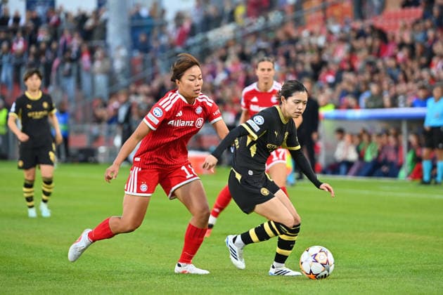 Momoko TANIKAWA (FCB), Aktion,Zweikampf gegen Yui HASEGAWA (Manchester City) Fussball Champions League der Frauen , Ligaphase. FC Bayern Muenchen - Manchester City am 22.09.2026 Sportpark Unterhaching.