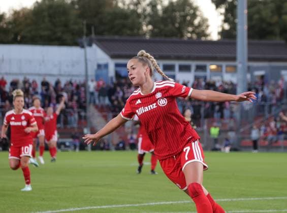 Bayerns 7 Giulia GWINN nach ihrem Treffer zum 1:0. Frauenfussball: Muenchen - Manchester. Frauen - Fußball - Championsleague, FC Bayern München - Manchester City, Gruppenphase Saison 2026-2027, am 22.09.2026 in Unterhaching, S P O R T P A R K U N T E R H A C H I N G, Deutschland. Quelle Copyright Credit : Oryk HAIST