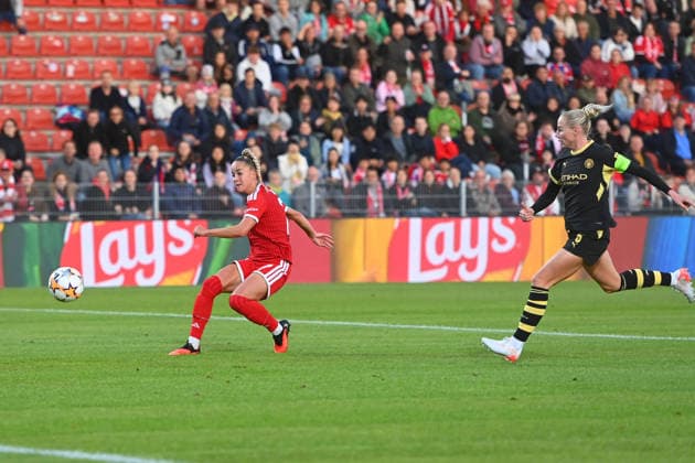 Tor 1-0 Giulia GWINN (FCB), Aktion,Torschuss. Fussball Champions League der Frauen , Ligaphase. FC Bayern Muenchen - Manchester City am 22.09.2026 Sportpark Unterhaching.