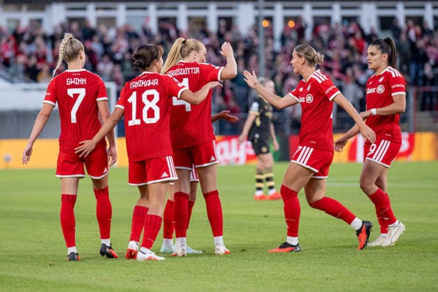 Die Muenchnerinnen bejubeln mit Giulia Gwinn (FC Bayern Muenchen Frauen, 07) deren Tor zum 1:0 GER, FC Bayern Muenchen Frauen vs. Manchester City WFC, UEFA Womans Champions League, Ligaphase, 1. Spieltag, Spielzeit 2026 2027, 22.09.2026 (DFL DFB REGULATIONS PROHIBIT ANY USE OF PHOTOGRAPHS as IMAGE SEQUENCES and or QUASI-VIDEO). Foto: HMB Media Heike Feiner Copyright: HMBxMedia HeikexFeiner