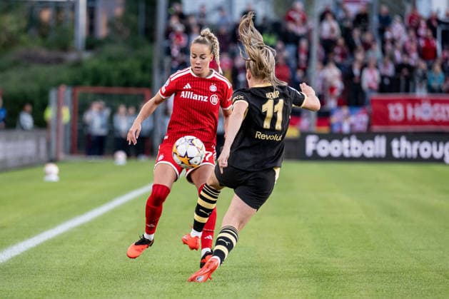 Kampf um den Ball Zweikampf zwischen Giulia Gwinn (FC Bayern Muenchen Frauen, 07) und Lauren Hemp (Manchester City WFC, 11) GER, FC Bayern Muenchen Frauen vs. Manchester City WFC, UEFA Womans Champions League, Ligaphase, 1. Spieltag, Spielzeit 2026 2027, 22.09.2026 (DFL DFB REGULATIONS PROHIBIT ANY USE OF PHOTOGRAPHS as IMAGE SEQUENCES and or QUASI-VIDEO). Foto: HMB Media Heike Feiner Copyright: HMBxMedia HeikexFeiner