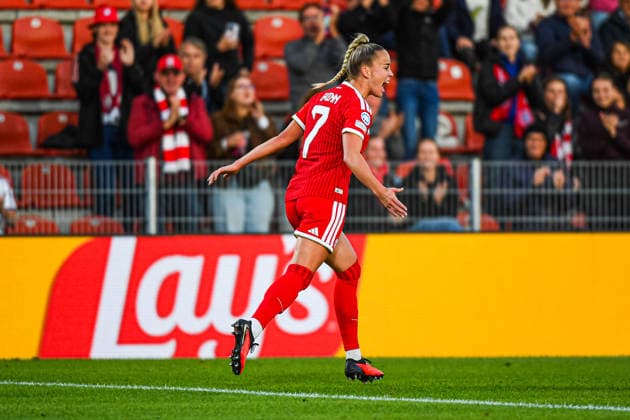 22.09.2026, Unterhaching, Deutschland. UEFA Women s Champions League, 1. Spieltag der Ligaphase: FC Bayern München Frauen gegen Manchester City. UWCL-Auftakt der FC Bayern Frauen und erstes UWCL-Pflichtspiel im neuen Zuhause Sportpark Unterhaching. Giulia Gwinn (FC Bayern Frauen) jubelt.