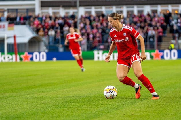Klara Bühl (17 FC Bayern) in Aktion beim UEFA Womens Champions League Spiel FC Bayern München - Manchester City am 22.09.2026. Unterhaching uhlsport PARK Bayern Deutschland