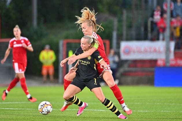 Glodis Perla VIGGOSDOTTIR (FCB), Aktion,Zweikampf gegen Beth MEAD (Manchester City). Fussball Champions League der Frauen , Ligaphase. FC Bayern Muenchen - Manchester City am 22.09.2026 Sportpark Unterhaching.