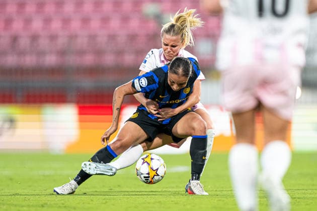 260922 Josefine Rybrink of Häcken and Haley Bugeja of Inter during the Women s Champions League football match between Inter and Häcken on September 22, 2026 in Monza. Photo: Carl Sandin BILDBYRAN kod CS CS0982 fotboll football soccer fotball uefa womens champions league inter häcken dam bbeng Copyright: CARLxSANDIN BB260922CS065
