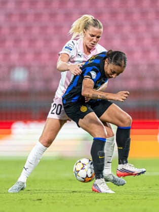 260922 Josefine Rybrink of Häcken and Haley Bugeja of Inter during the Women s Champions League football match between Inter and Häcken on September 22, 2026 in Monza. Photo: Carl Sandin BILDBYRAN kod CS CS0982 fotboll football soccer fotball uefa womens champions league inter häcken dam bbeng Copyright: CARLxSANDIN BB260922CS066